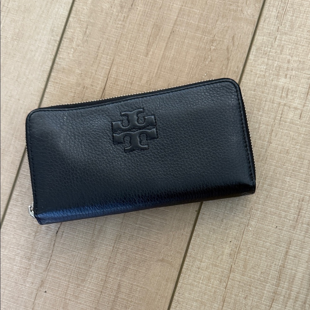 Tory Burch Black Pebbled Leather Zip Wallet with Logo